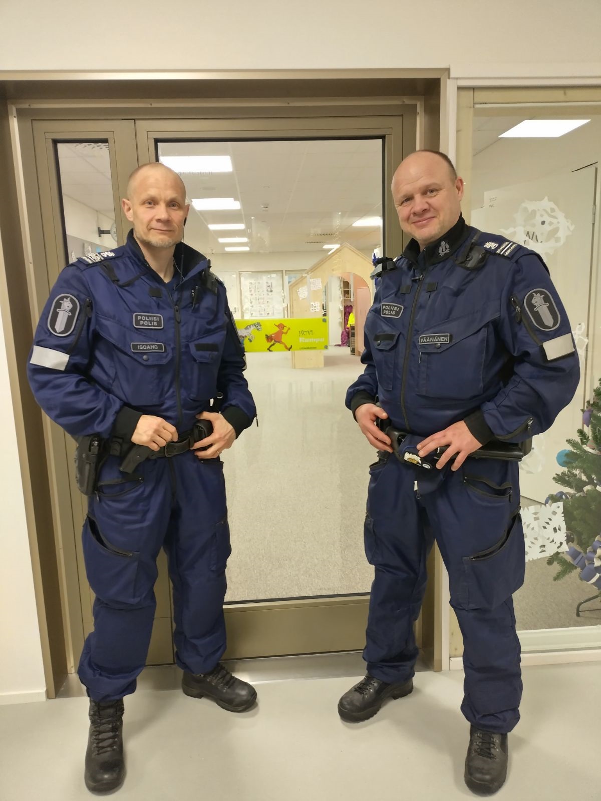 Två polismän står i skolans lokaler.