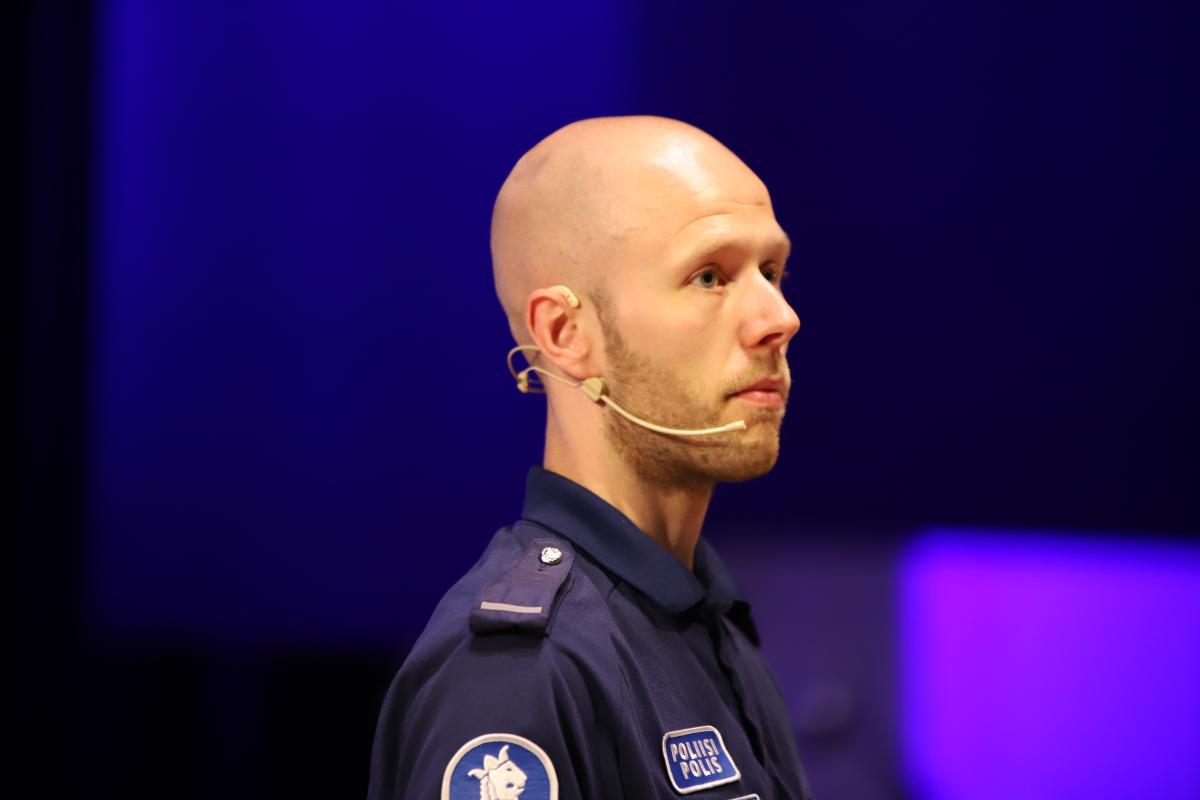 Vanhempi konstaapeli Ronnie Holmberg kertoo yleisölle väkivallan seuraamuksista.