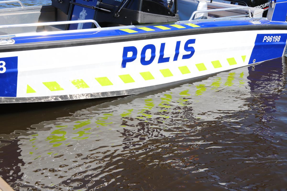 Poliisiveneen laita heijastuu vedestä.