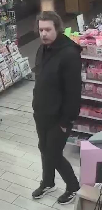 Mies kauppaliikkeessä