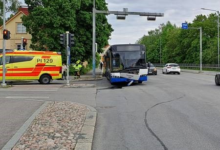 Kolaripaikalla risteyksessä keulasta hieman rikki mennyt bussi sekä ambulanssi