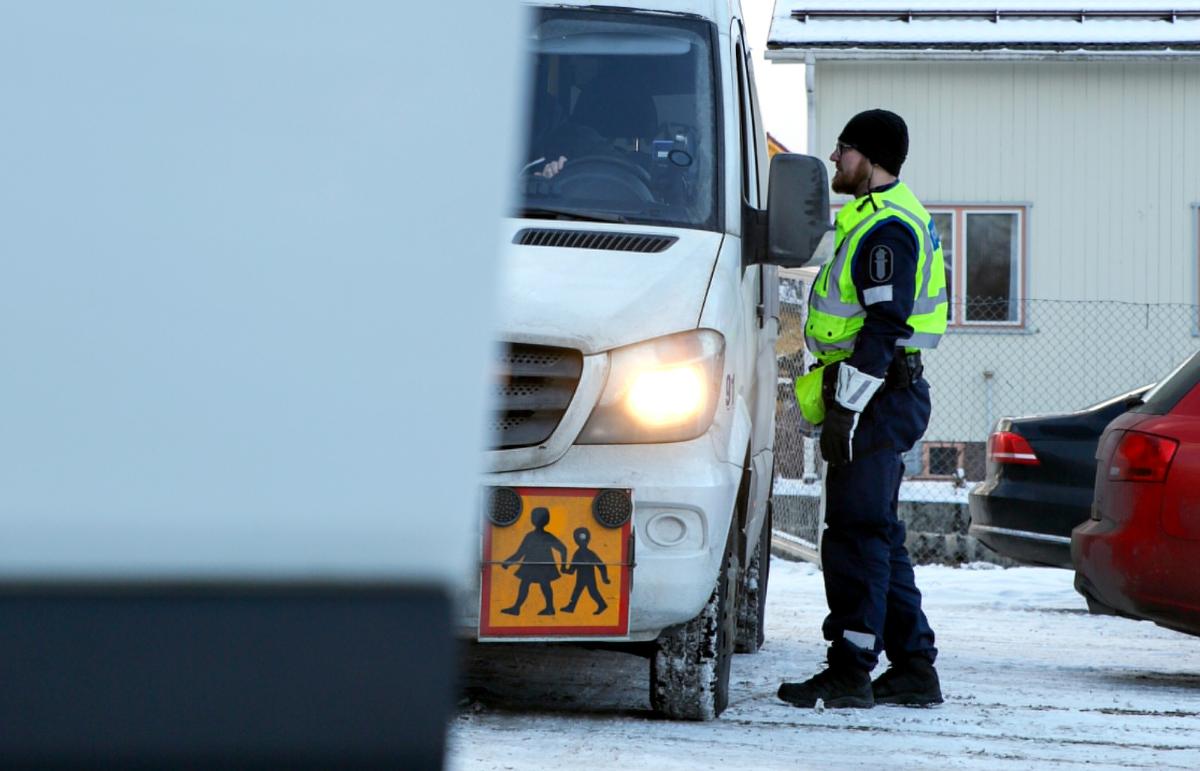 Poliisi tarkastaa koulukuljetuksen.