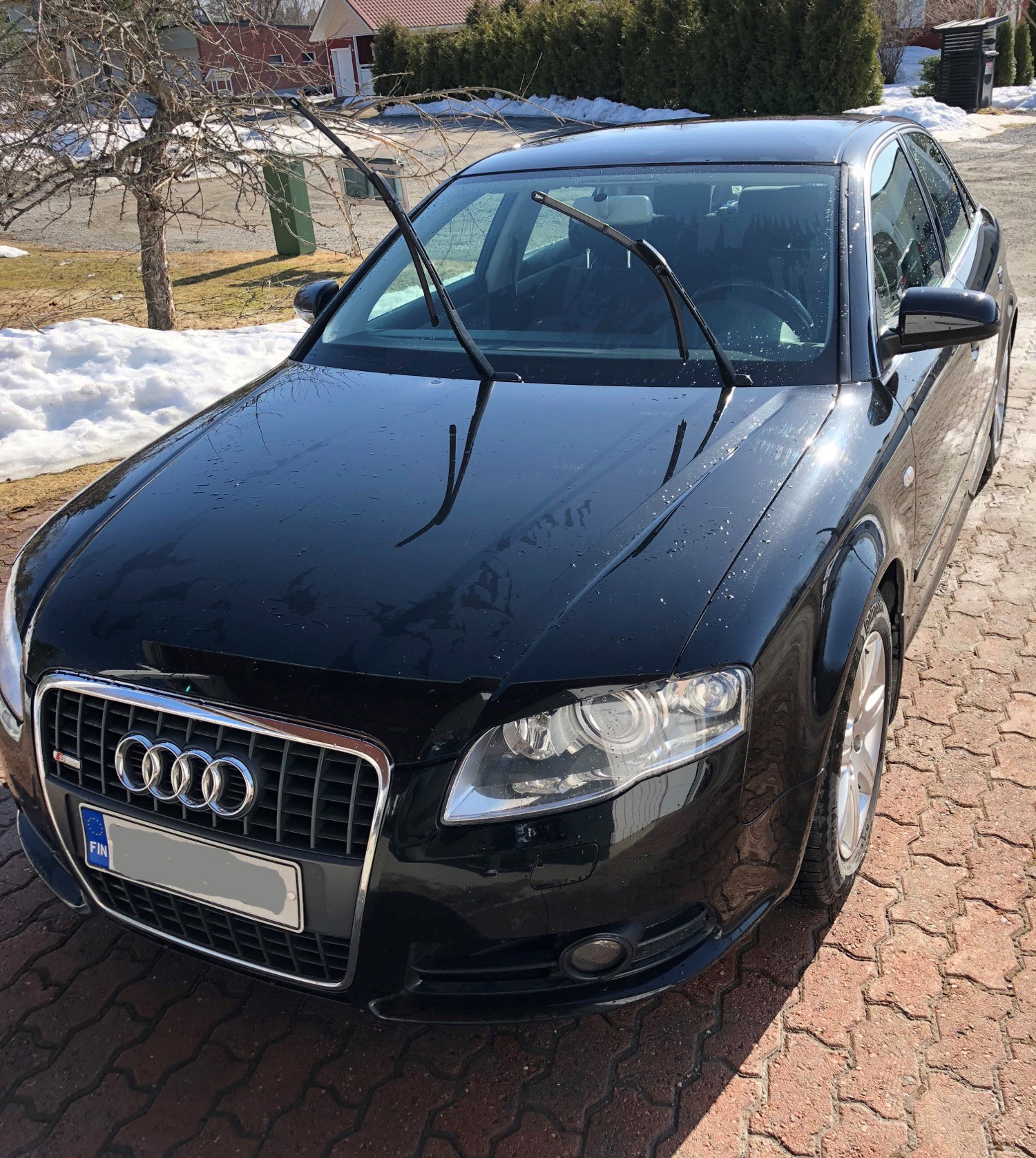 Svart Audi A4, årsmodell 2007, fyradörrars personbil av sedanmodell
