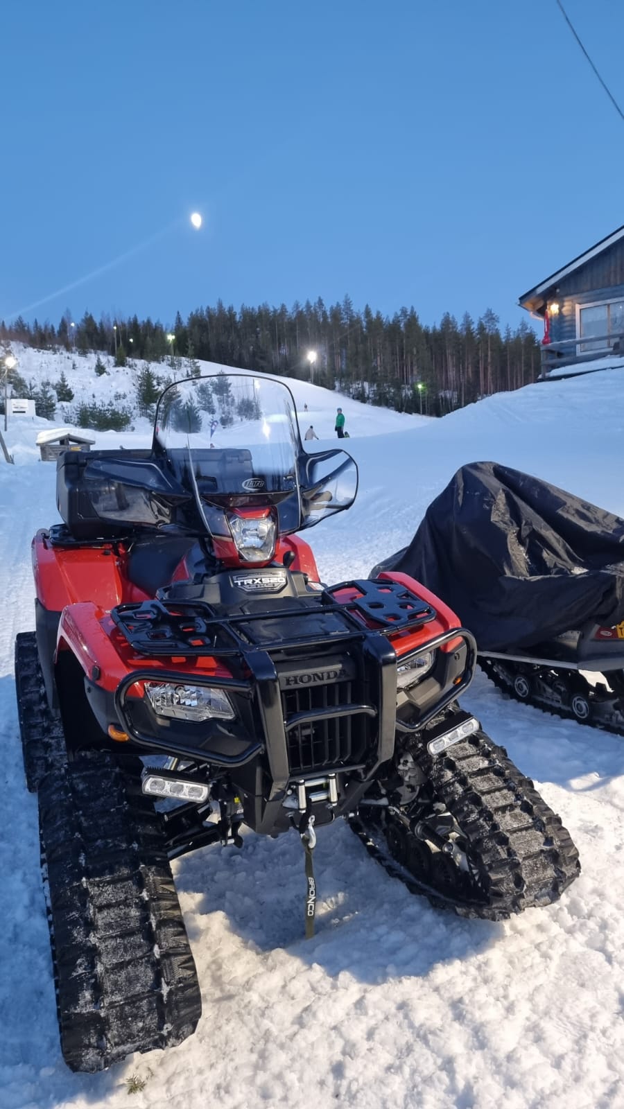 Juvalta anastettu Honda traktorimönkijä