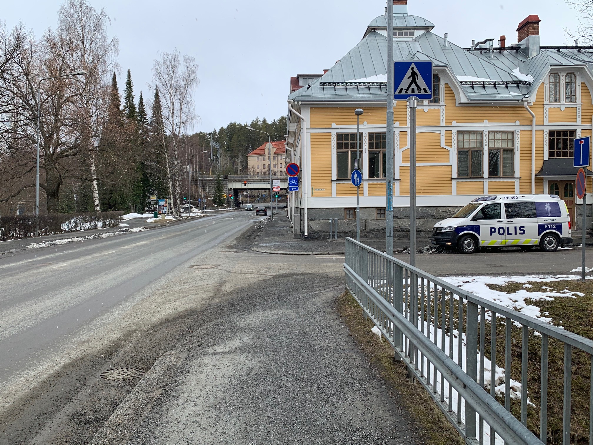 Poliisiauto parkissa Kuopiossa Hapelähteenkadun ja Maaherrankadun risteyksessä. 