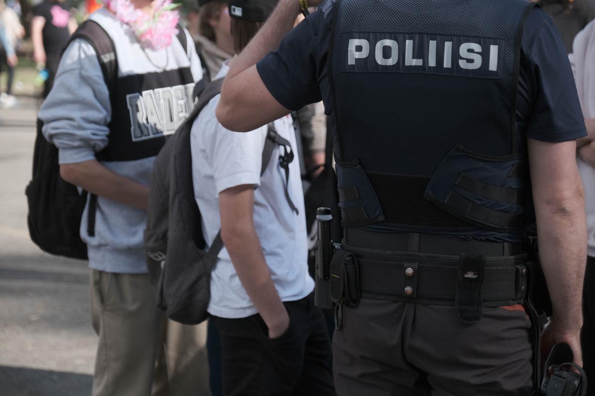 Poliisi puhumassa kahden nuoren kanssa.