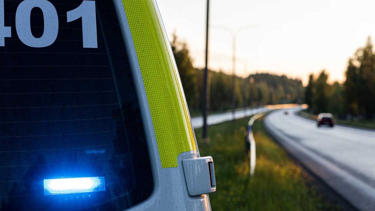 Poliisiauto seisoo moottoriteiden välissä.