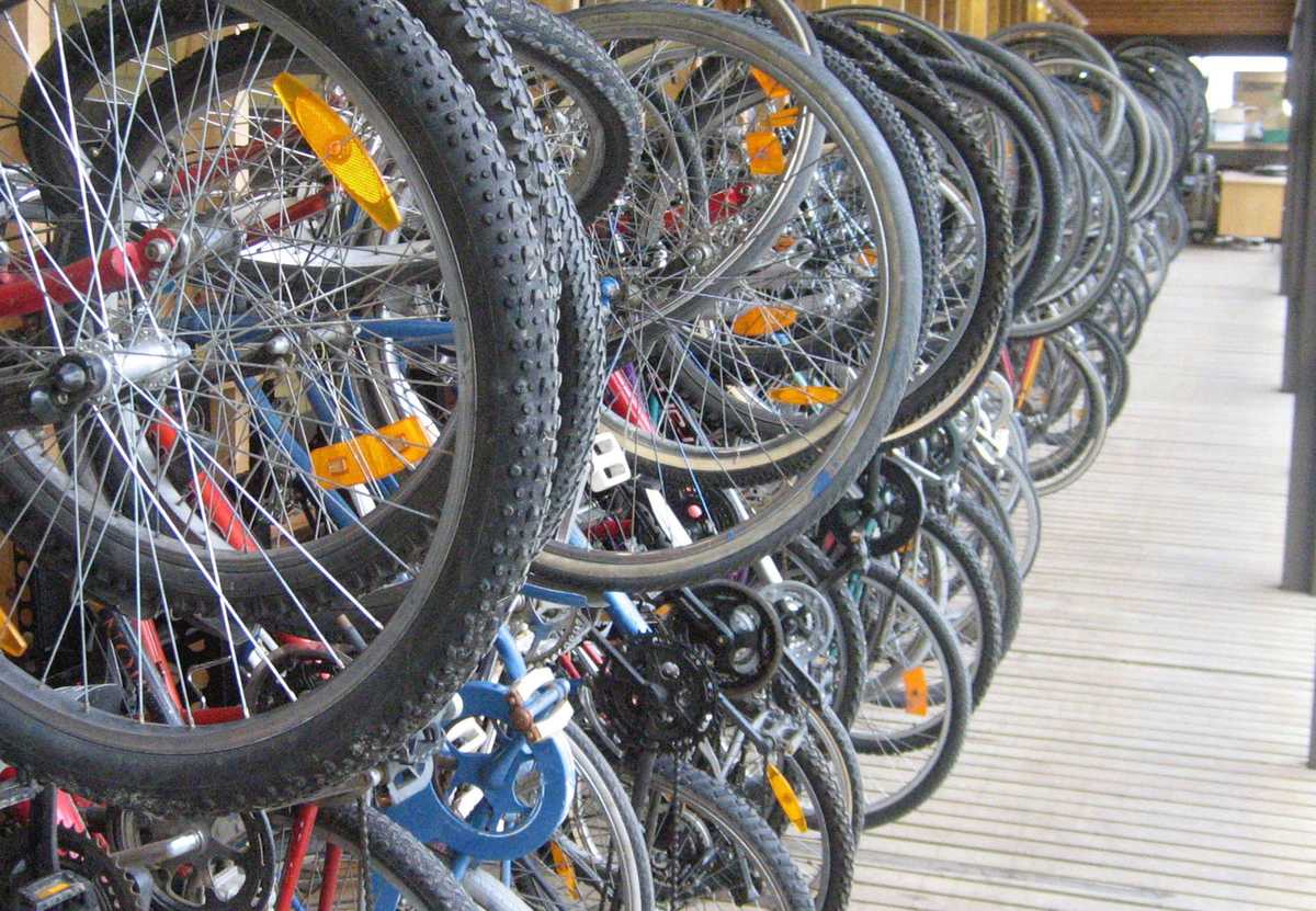 Polkupyöriä rivissä telineessä.