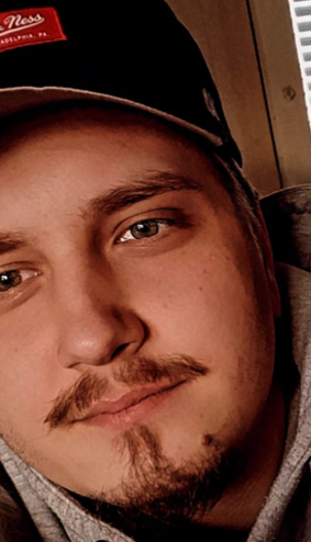 Kasvokuva kadonneesta lippalakki päässä.