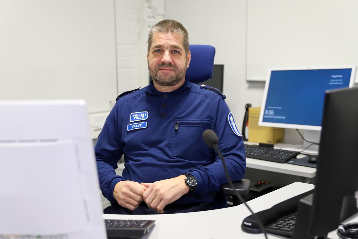 Tapio Valve istuu työpöydän ääressä.