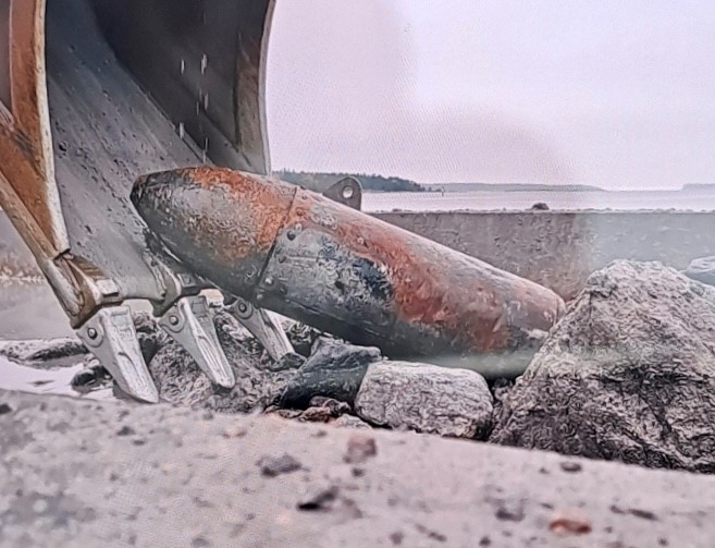 Ruostunut pommi ruoppauskoneen kauhassa.