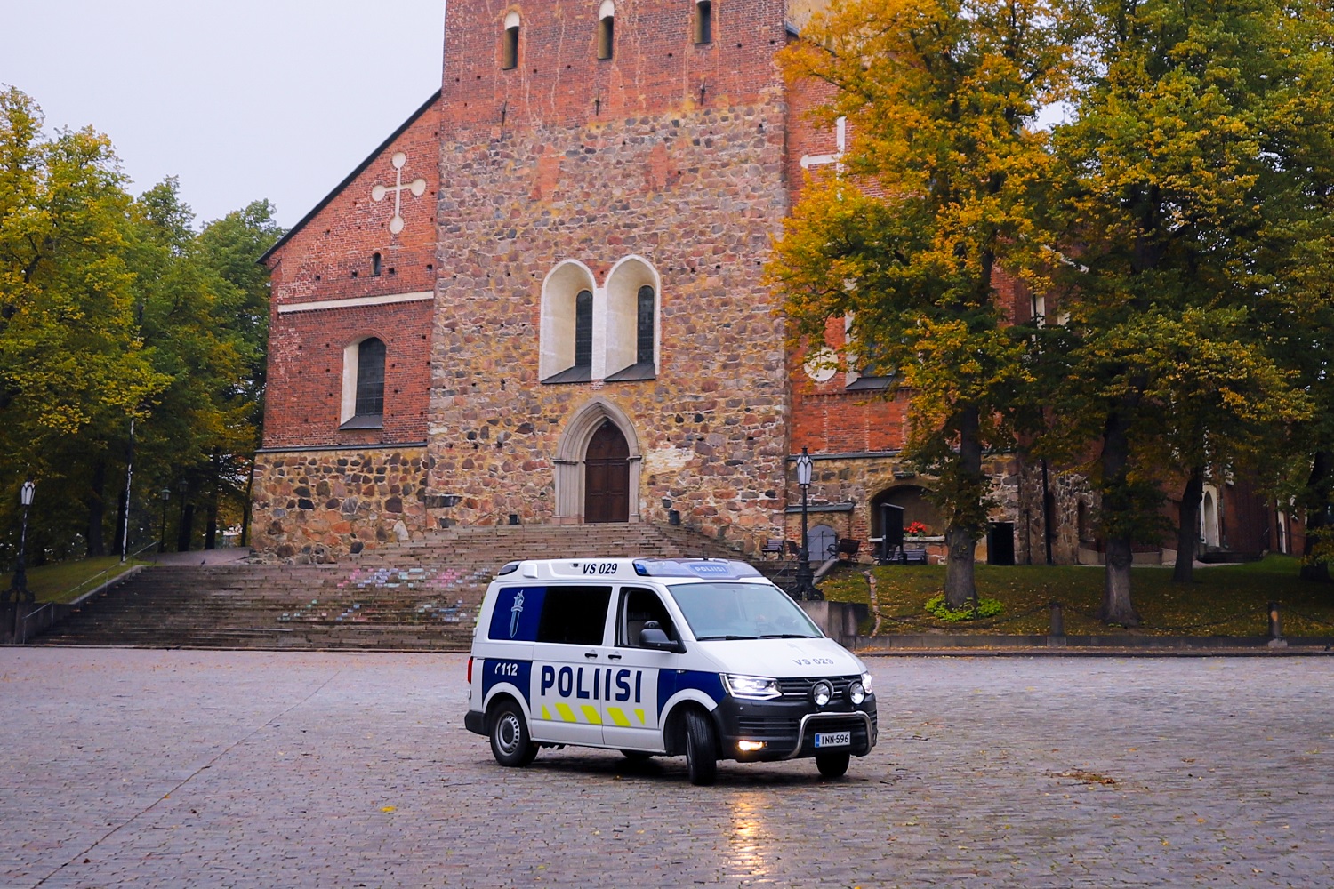 Poliisiauto on Turun tuomiokirkon edessä.