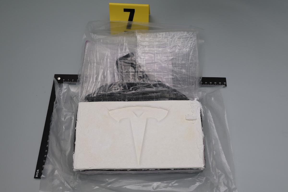 kokaiiniharkko jossa Teslan logo