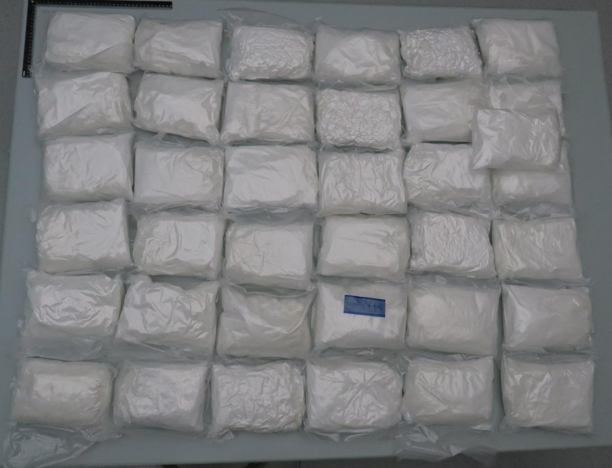 Amfetaminpåsar på bordet.