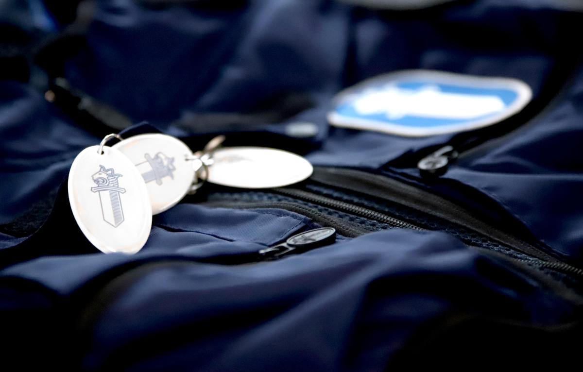 Poliisin heijastimia poliisiliivin päällä.