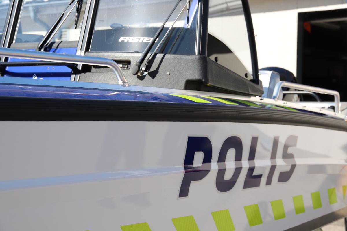 Poliisivene hallin ovensuussa.