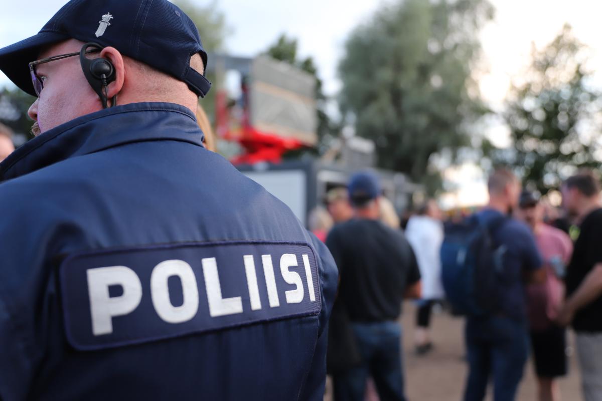 Poliisi valvomassa tapahtumassa.