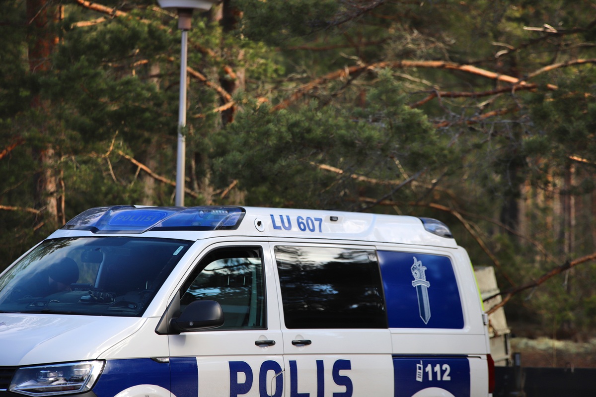 Poliisimaija parkissa metsän reunassa.