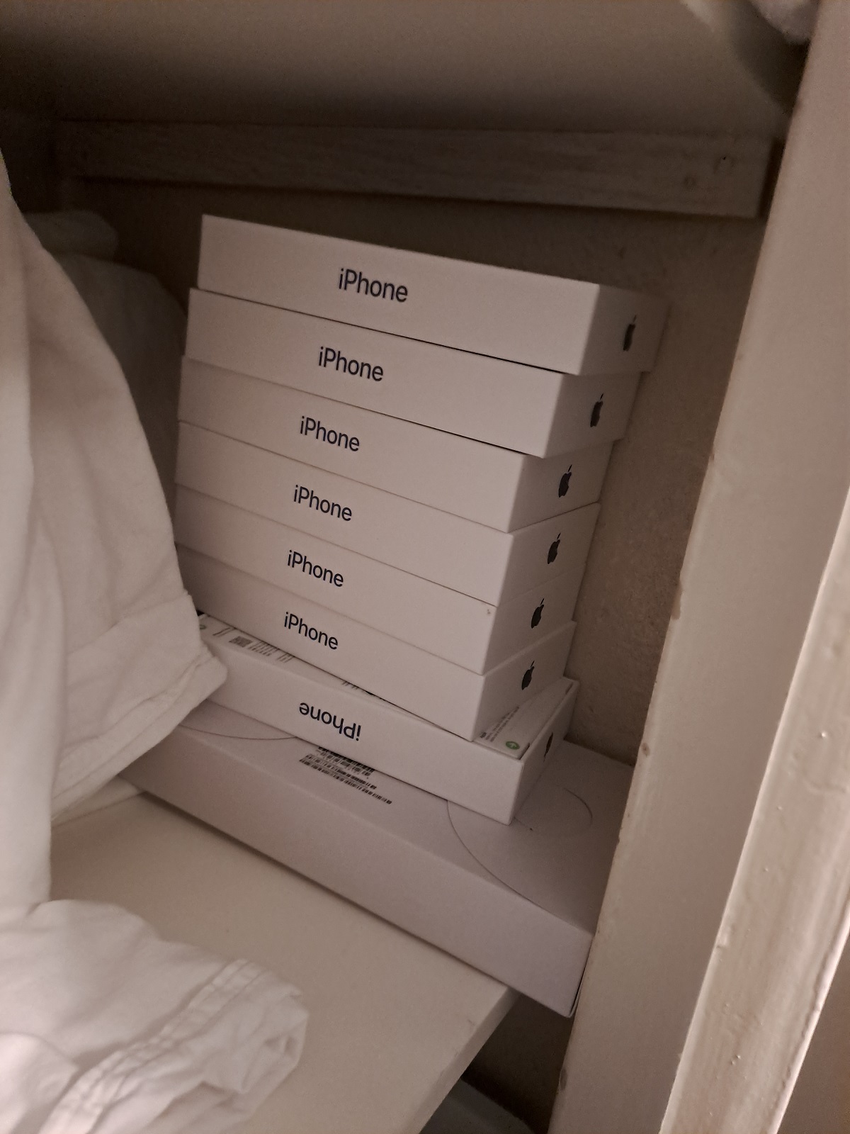 Vita lådor med text iPhone.