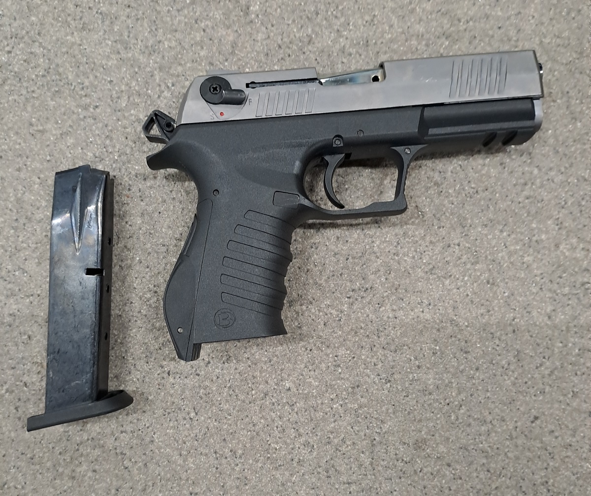 Poliisin takavarikoima starttipistooli.