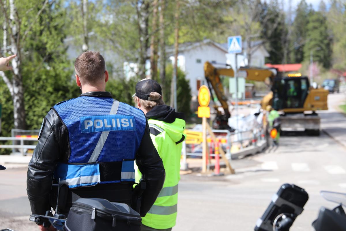 Poliisi ja muut yhteistyökumppanit valvovat työmaalla.