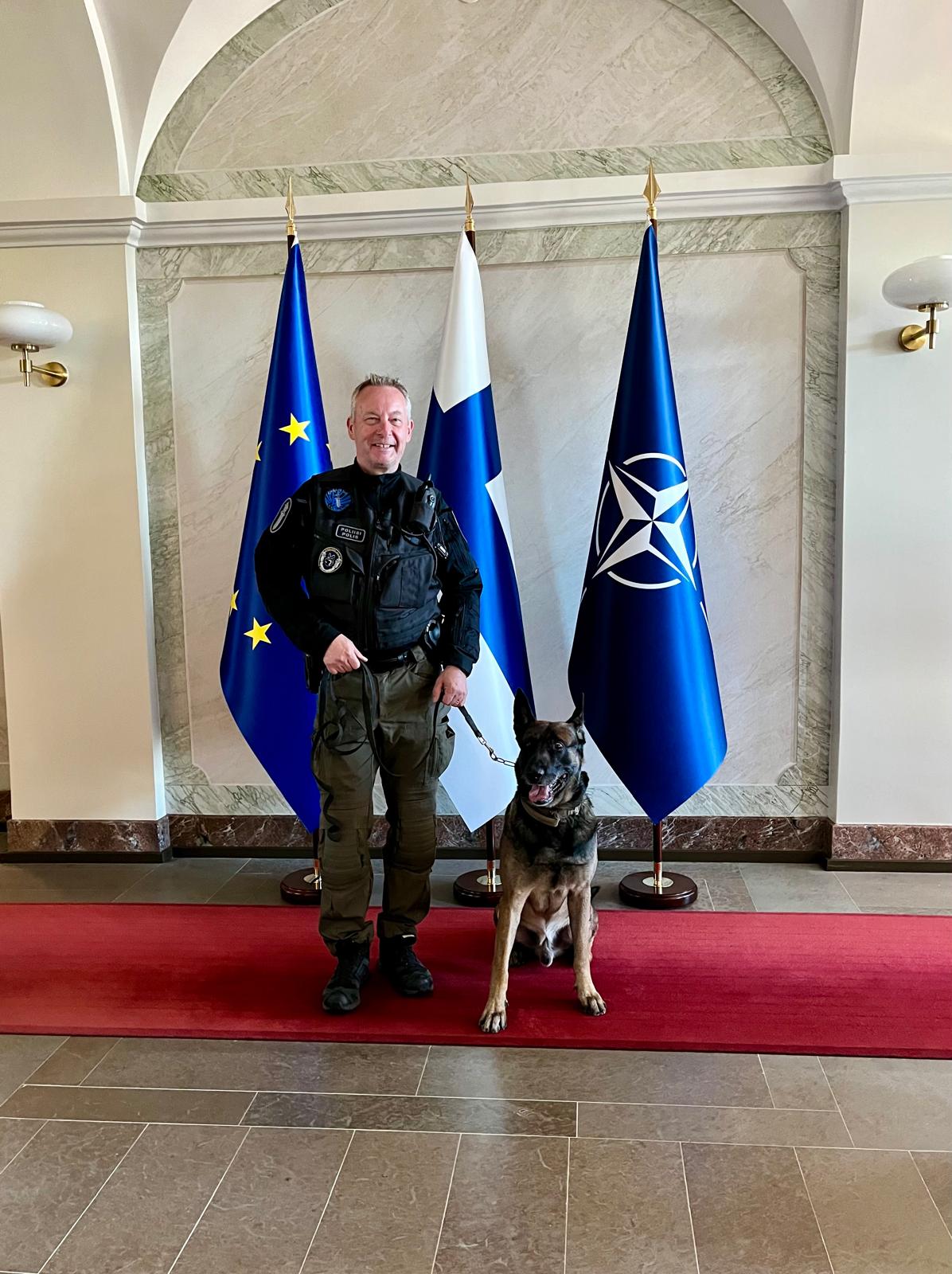 Poliisi ja poliisikoira valtiovierailun tapahtumapaikalla.