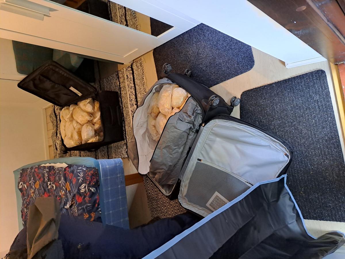 Takavarikoitua Amfetamiinia matkalaukussa