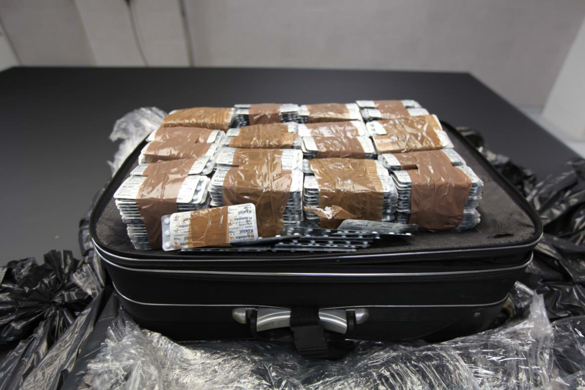 Salkku, jonka päällä on ruskealla teipillä yhteen teipattuja lääkepainopakkauksia.