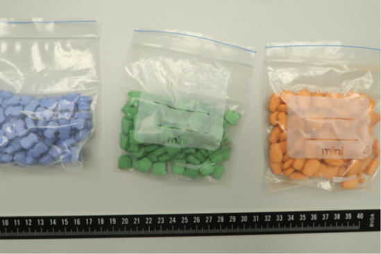 Sinisiä, vihreitä ja oransseja tabletteja pusseissa.