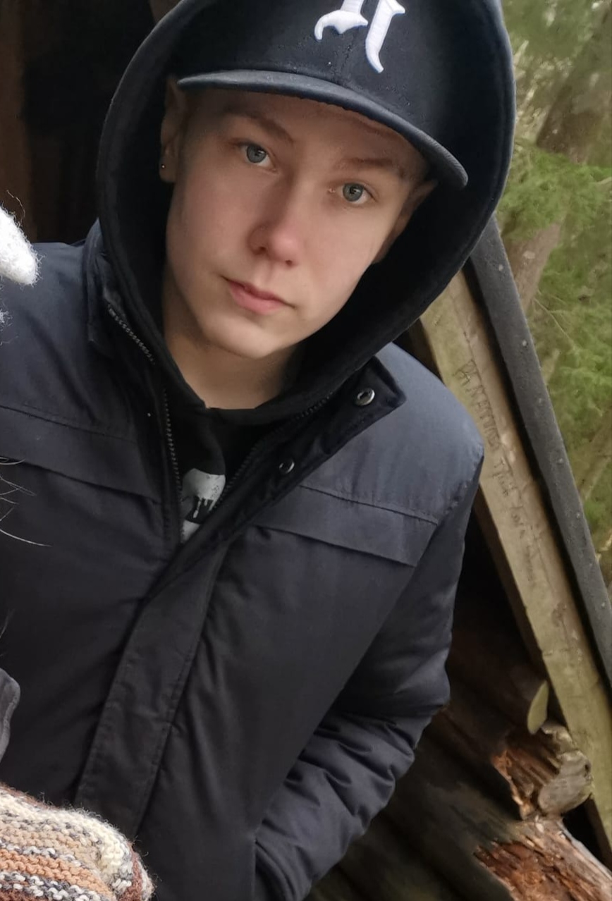 Poika, jolla musta takki ja päässä musta lippalakki.