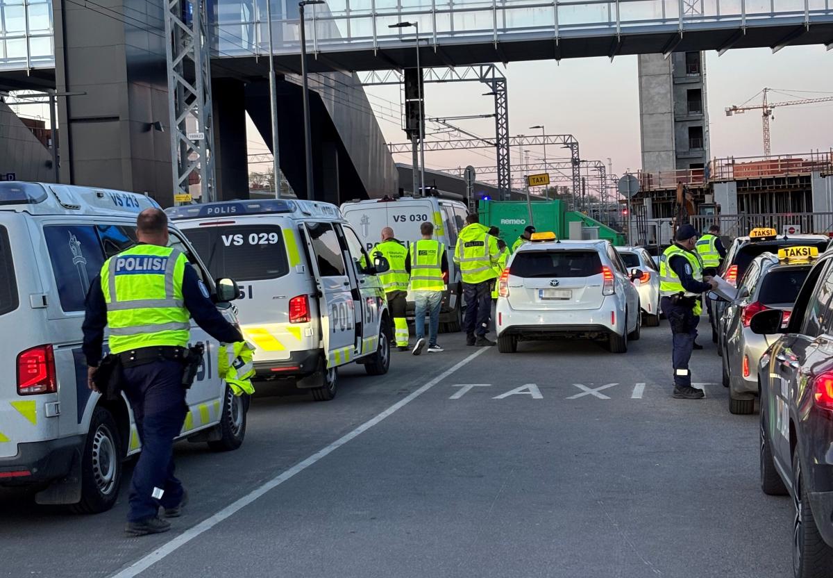 Poliisiautoja ja takseja jonossa.