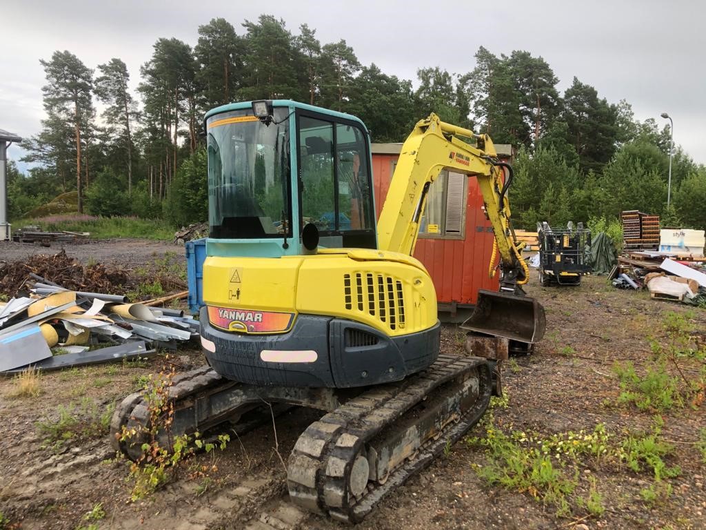 Keltainen kaivinkone.