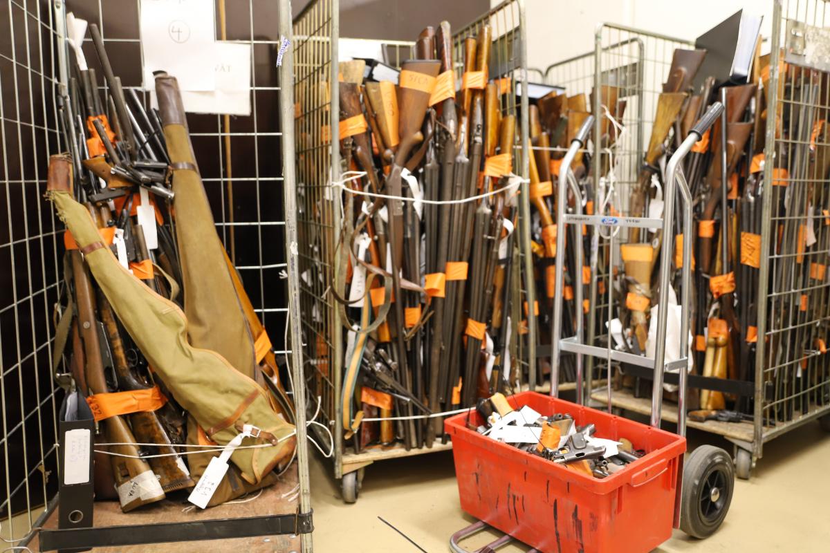 Metallirullakoissa ja yhdessä muovilaatikossa on aseita.