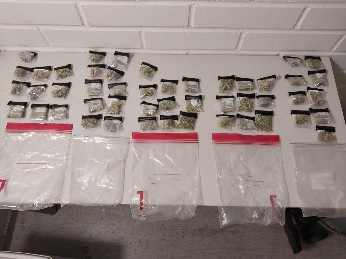 Huumausainetta pakattuna pieniin muovipusseihin.