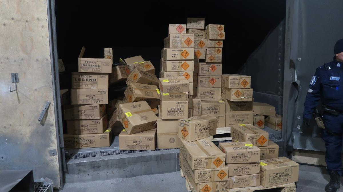 Paljon ruskeita laatikoita päällekkäin.