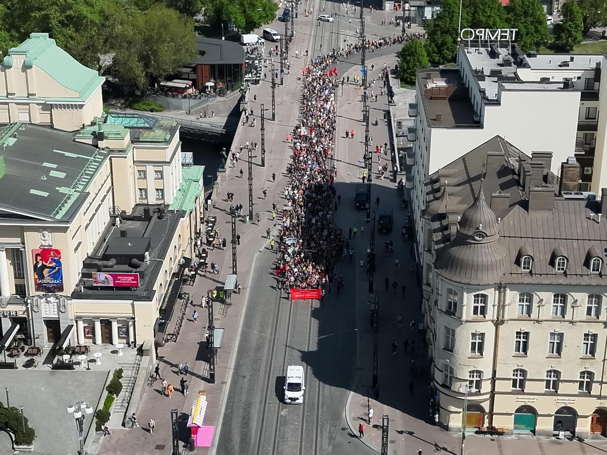 Kuvassa poliisiauto johtaa kulkuetta, kuva otettu lintuperspektiivistä.