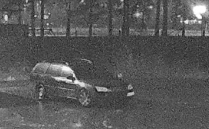 Mustavalkoinen kuva henkilöautosta. 