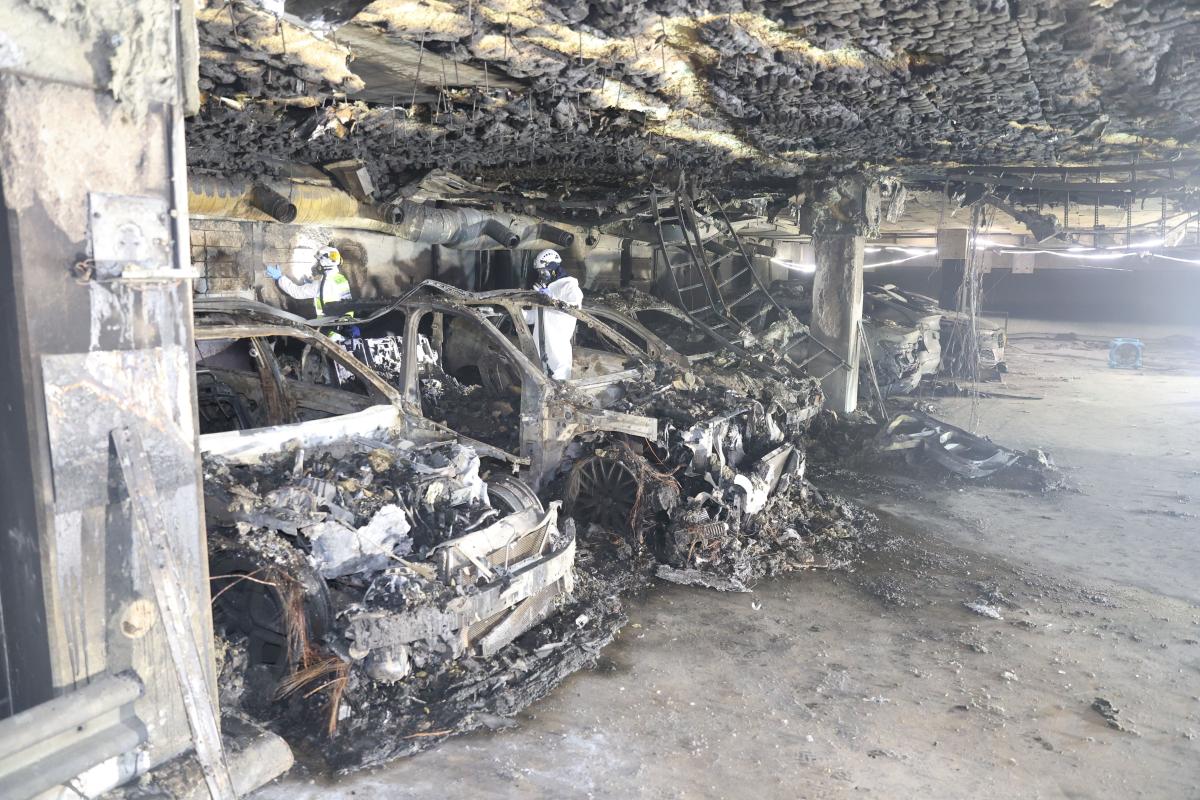 Palaneita autoja parkkihallissa.