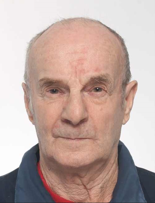 Vanha mies, jolla sininen kauluksellinen paita ja hyvin vähän hiuksia.