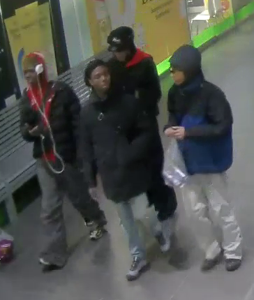 Nuoret kävelevät kauppakeskuksen käytävällä.