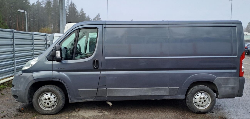 Pakettiauto, jota käytettiin rikosten teossa. 