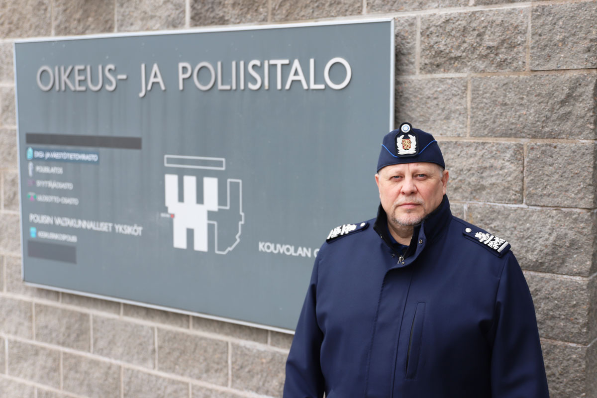 Poliisipäällikkö Ari Karvonen seisoo oikeus-ja poliisitalo kyltin edessä