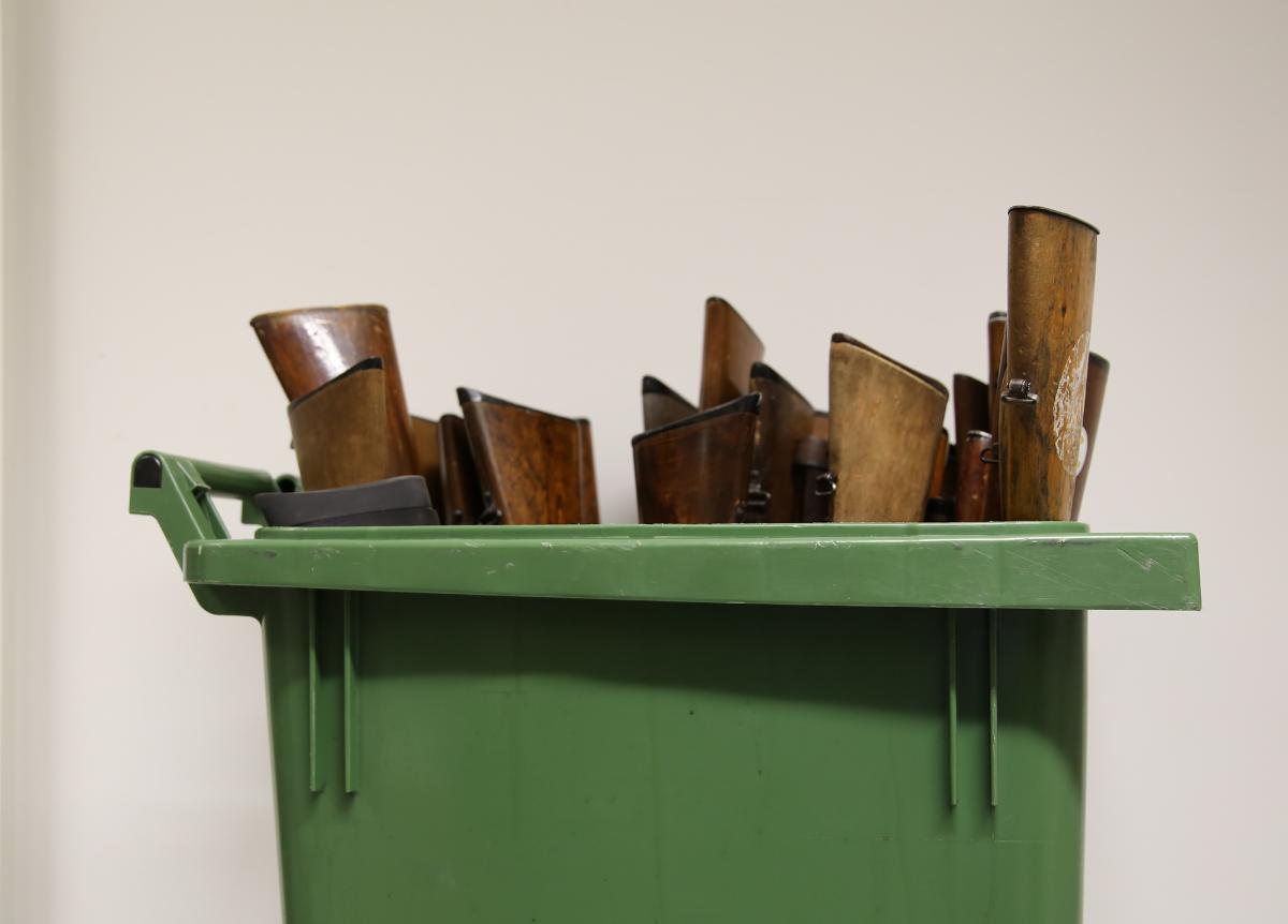 Useita aseita on roskasäiliössä