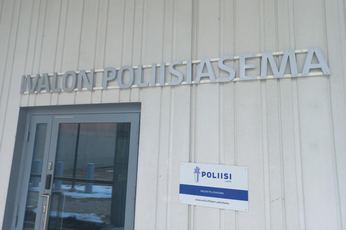 Ivalon poliisiaseman nimikyltti ulkoseinässä