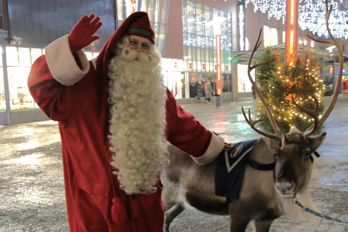 Joulupukki punaisessa nutussaan pitää kättä poliisiporo Artturin selän päällä. Artturilla on päällä poliisin tunnisteliivi.