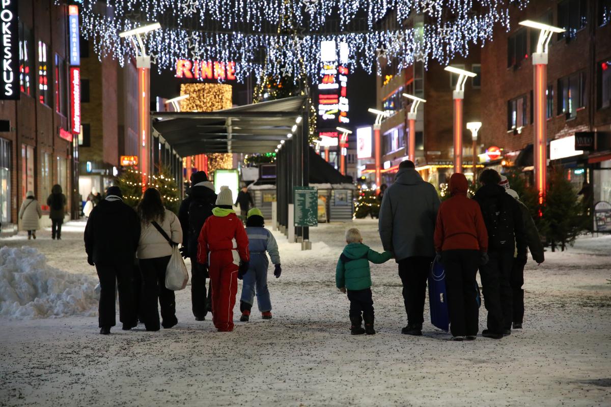 Två familjer går på julgatan