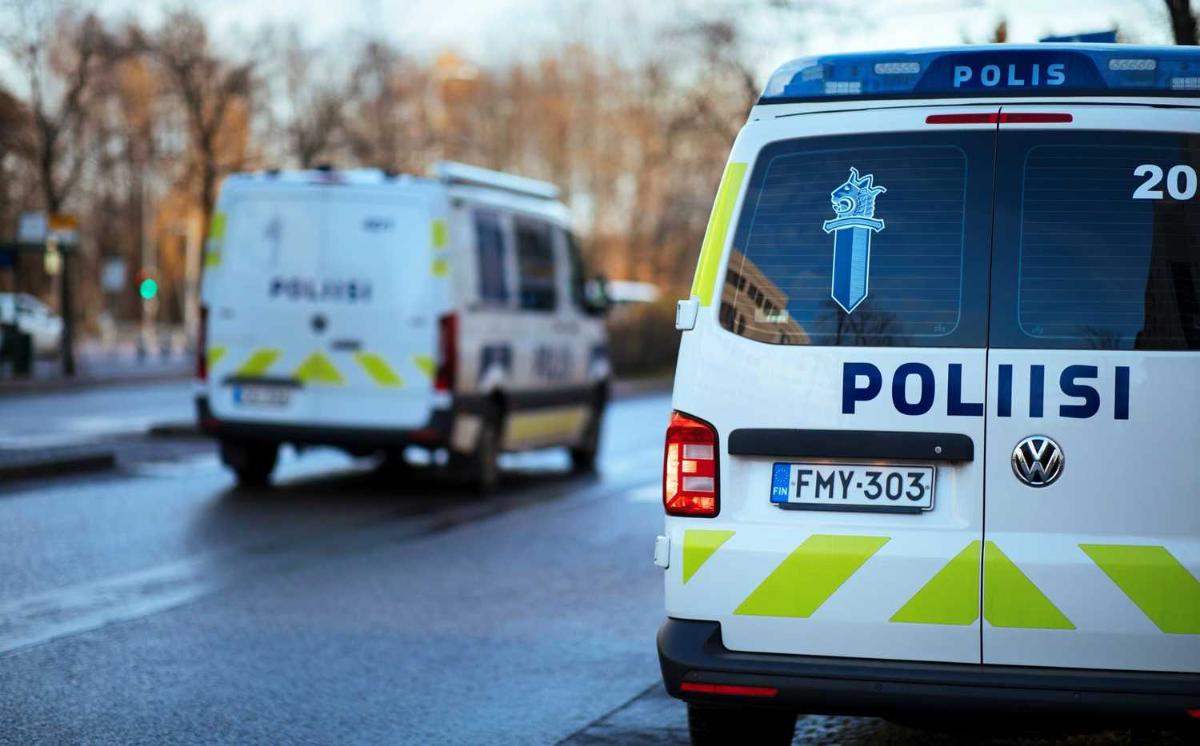 Kaksi poliisiautoa on kadun molemmin puolin pysäköitynä.