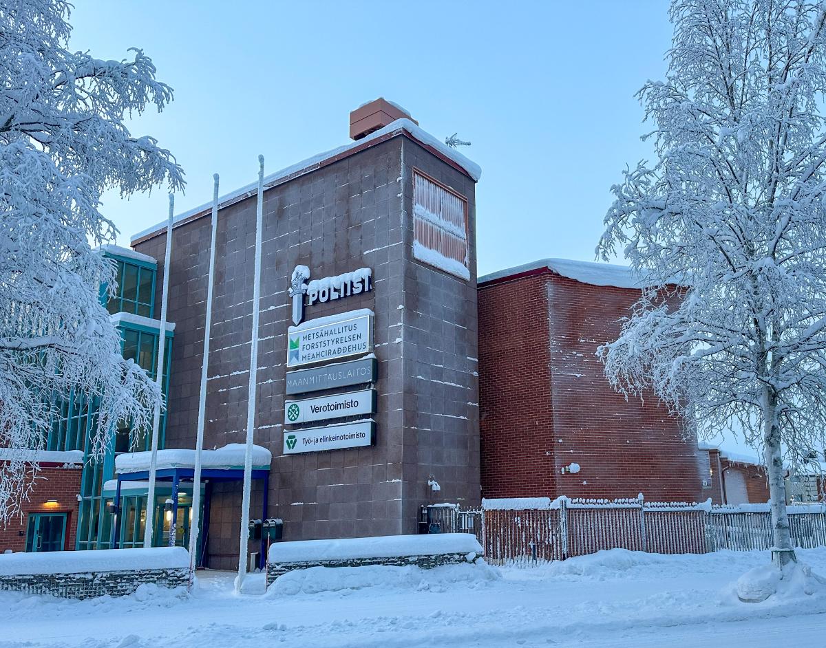 Kemijärven uudemman virastotalon sisäänkäynti talvella lumisten koivujen ympäröimänä