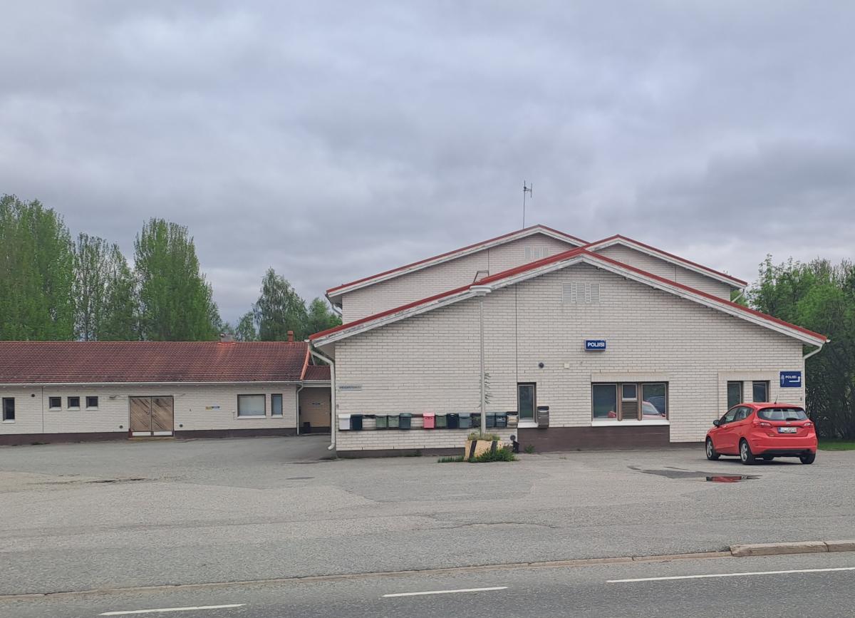Kittilän poliisiasemarakennuksen edessä on punainen auto