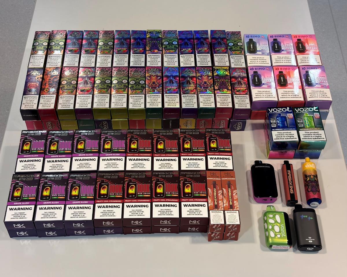 Laittomia savuketuotteita ja vapeja pöydällä